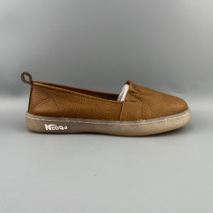 รองเท้าส้นแบนหนังวัวชั้นบนแท้สำหรับผู้หญิง ฤดูใบไม้ผลิ รองเท้าลำลองแบบสวมสบาย รองเท้าแบบสวมสำหรับคุณแม่ รองเท้าแฟชั่น