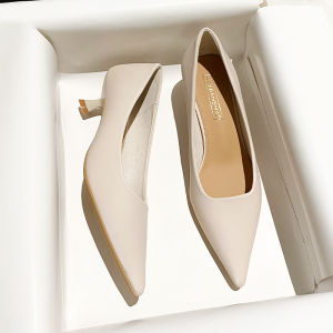 รองเท้าส้นสูงหัวแหลมสีขาวนุ่ม ส้นสูงปานกลาง รองเท้าหนังสวมสบายสำหรับผู้หญิง รองเท้าส้นเดี่ยวแบบสวมสบายสำหรับใส่ไปทำงานในฤดูใบไม้ผลิและฤดูใบไม้ร่วง
