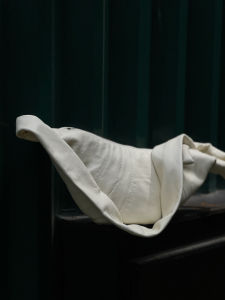 New Style Medium Size Sheepskin Black Bull Horn Bag with Inner Pocket High End Womens Bag Lazy Style Soft Handle Casual Scene