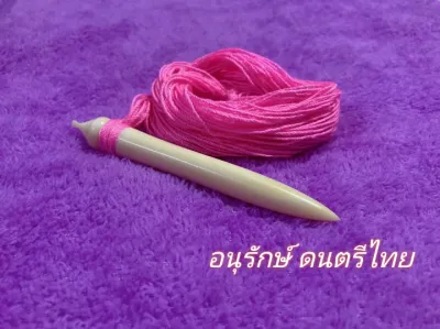 ไม้ดีดจะเข้กระดูกสัตว์แท้100% พร้อมเชือกพันไม้ดีด