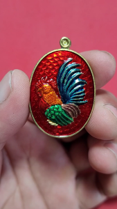 *กล่องใส่มีรอยร้าวเล็กน้อย* หลวงปู่บุญ วัดปอแดง เหรียญไก่รุ่นแรก รุ่น "มหาลาภ” เลข 83 เนื้อทองฝาบาตรลงยาแดง ปี2558 พระเครื่อง แท้ เมตามหานิยม ยอดนิยม บูชา โชคดี พระเหรียญ เครื่องราง Amulet Thailand