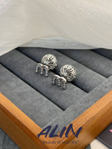 แฟลชเพชร Hollow Ball ต่างหูรูปตัว M High-End Feeling Retro Niche Design ผู้หญิงอุปกรณ์เสริมแฟชั่น