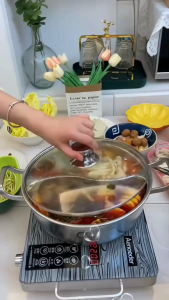 หม้อชาบูพร้อมฝาแก้ว 2 ช่อง ขนาด 32/34 ซม.สแตนเลสแบบหนา (ไร้รอยเชื่อม) ใช้ได้ทุกเตา สำหรับเมนู  ชาบู  สุกี้ พร้อมส่งTH