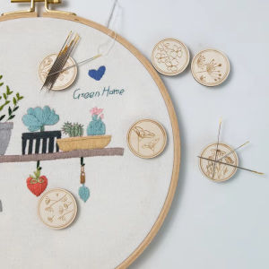 2 ชิ้น Cross Stitch ไม้รอบเข็มแม่เหล็กผู้ถือแม่เหล็กเข็ม Keeper ในครัวเรือน DIY สําหรับ DIY เย็บหัตถกรรม