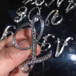 0บาท 💥💥💥 【✨✨✨】 เข็มกลัดคริสตัลตกแต่ง26ตัวอักษร1ชิ้นของตกแต่งแบบคลาสสิก