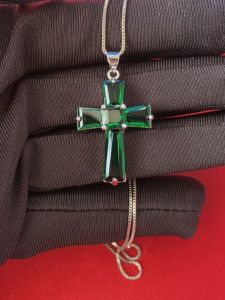 Diamcity (Sertifikat GRA Gratis) Wanita Ornamen Cross Moissanite Kalung Liontin Hijau