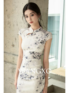WANGXO | Đầm Qipao Cổ Tròn Họa Tiết Jacquard Vẽ Mực Phun Vàng Nổi