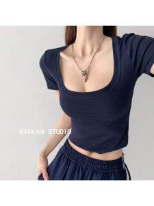 แม่มดน้อยเผ็ด พรางหุ่น เสื้อยืดแขนสั้นคอยูชั้นฐานสีบริสุทธิ์ สตรีทสไตล์ ฤดูร้อน เสื้อท่อนบน ความยาวไหล่ ดีไซน์