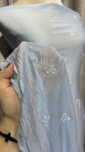 VẢI VOAN TƠ GÂN THÊU HỌA TIẾT NƠ NỀN XANH NHẠT - KHỔ VẢI 1.5M - VẢI NHÀ PHẠM