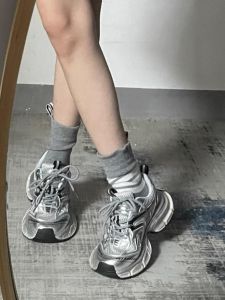 รองเท้าผ้าใบทรงหัวมนแบบสวมสำหรับผู้หญิง สไตล์ฮ่องกงย้อนยุค สีเงิน ดูเล็ก ดูเป็นพ่อ รองเท้าสปอร์ตแบบลำลอง รองเท้าผ้าใบแฟชั่นสำหรับผู้หญิง