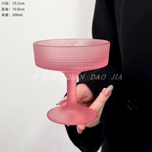 ชามน้ำแข็งแก้วสีชมพูพร้อมขาสูง ถ้วยนมยูเกที่สวยงาม ถ้วยขนมหวาน ชามอาหารจานเล็ก ผลิตจากแก้วสีชมพูแบบเรียบง่าย