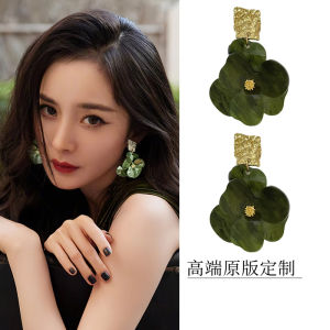 ต่างหูดอกไม้ยาวสีเขียวสไตล์ฝรั่งเศส แฟชั่นเกินจริง สไตล์ใหม่ 2025 เครื่องประดับหูที่หรูหราและโดดเด่น