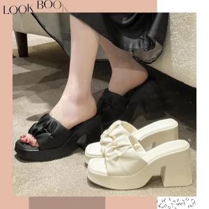 Nddshop NEW รองเท้าแตะเสริมส้นสำหรับสาวๆ มากับส้นที่สูง 2.8 นิ้ว วัสดุยางใช้งานทนทาน จะใส่เที่ยวออกงาน หรือสะดวกใช้งานทุกวันก็ได้หมด เลือกสีได้เลย 4 สี สั่งตรงไซซ์เข้ามาโลดเท้าอวบอูมอย่าลืมเพิ่มไซซ์นะ