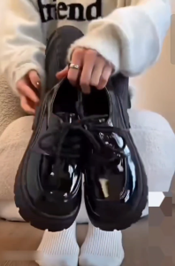 SERRE Loafers Sepatu Docmart Wanita Dengan Tali Bulat Tampilan Glossy Terlarisss