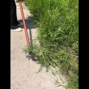 มีดถางหญ้า กำจัดวัชพืช แบบเฉียงองศาเข้ากับระดับพื้นพอดี เหนียว หนา คม ตัดหญ้าได้ทุกชนิดไม่หักง่าย