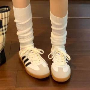 รองเท้ากีฬาหนีบสำหรับผู้หญิงไซส์ใหญ่ ฤดูใบไม้ร่วง 2024 รองเท้าเดรสแบบสวมหัวกลม พื้นยาง ส้นแบน สวมใส่สบาย