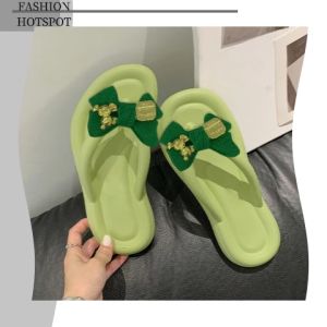 SQShop 2023 รองเท้าเเตะ หูหนีบเฟชั่น มี 5 สีให้เลิอกสุดคุ้ม เเต่งอะไหล่ด้วยน้องหมีทองสุดน่ารัก ดีไซน์ดูดี ดูหรู หลากหลายสีให้เลือก