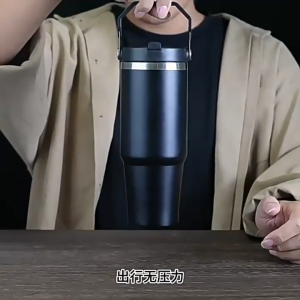 900ml 304 Stainless Steel Handheld Thermos Insulated Vacuum Tumbler Mugater Bottle with Straw Handle cawan termos