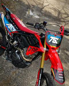 DECAL STIKER FULLBODY CRF 150L WARNA HITAM MERAH COMBINASI NOMOR CRUM PREMIUM BEBAS CUSTOM