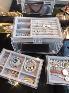 กล่องเก็บเครื่องประดับ 3ชั้น ลิ้นชักอะคริลิค สีใส ชั้นกำมะหยี่ มีมือจับ ขนาด 23.5*13.5*10.5cm ผลิตจากอะคริ