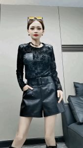 เสื้อยืดคอกลมแขนยาวผ้าฟองน้ำสไตล์เกาหลีสำหรับผู้หญิง เสื้อเชิ้ตทรงเข้ารูปสีดำ แฟชั่นฤดูหนาว ลำลอง ใส่ได้หลากหลายโอกาส