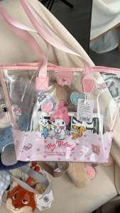 🌷 กระเป๋าสะพายไหล่ใส่ SANRIO ขนาด 41×29×12 cm ด้านบนมีกระดุมปิดกันของตก ขนาดใหญ่ วัสดุ pvc กันน้ำได้