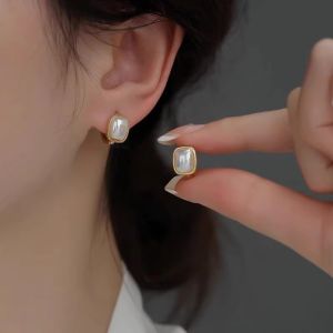 Colorful Pearl Earrings: A Simple & Elegant Accessory for Women