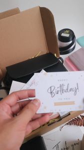 Hadiah Wisuda Wanita Kado Kelulusan Cewek Hadiah Spesial untuk Wisudawati Ide Kado Wisuda untuk Perempuan Hadiah Unik untuk Lulusan Wanita Kado Elegan untuk Wisudawan Perempuan Hadiah Berguna Setelah Wisuda Kado Personal Lulusan Wanita Hadiah Kreatif