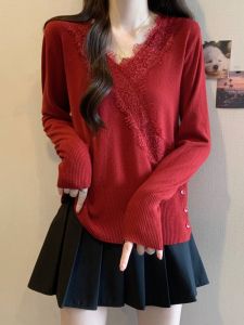เสื้อสเวตเตอร์ถักคอวีลูกไม้สีแดง ทรงหลวม แขนยาว ทรงหลวม สำหรับผู้หญิง ฤดูใบไม้ร่วง 2024 แฟชั่นเกาหลี ลำลอง