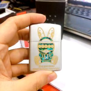 Bật lửa Zippo khắ c ăn mòn cẩn xà cừ hình thú siêu nhân Vỏ đồng có tem đỏ