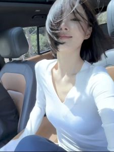 เสื้อยืดคอกลมแขนยาวสีขาวสำหรับผู้หญิง ฤดูใบไม้ร่วง 2024 เสื้อเชิ้ตทรงสลิมฟิตสำหรับใส่ในชุดทำงาน สไตล์ลำลอง สวมใส่ได้หลากหลาย