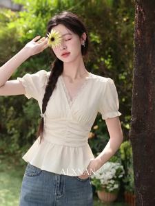 Áo Sơ Mi Beige Kiểu Thanh Xuân Hoa Văn Cổ V Đính Slim-fit Mùa Hè