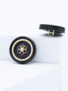 กระดุมผ้าขนสัตว์หนาสีดำขาวระดับไฮเอนด์ กระดุมเสื้อสูทสไตล์น้ำหอมขนาดเล็ก กระดุมตกแต่งดอกไม้ กระดุมโลหะผสม