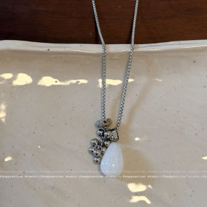 Fashionable Natural Stone Grape Cluster Waterdrop Pendant Necklace Womens Unique Design High-End Sweater Chain Accessory