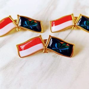 Pin & Bros Lencana Kuningan Cor Emas Bendera Indonesia dan Kementerian Lingkungan Hidup