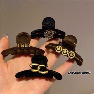 กิ๊บติดผมรูปตัวอักษรโลหะขนาดเล็กสไตล์เรโทรหรูหรา หน้าม้า หนังกำมะหยี่ กิ๊บติดผมรูปฉลาม ประดับผม สไตล์หวานๆ ใหม่ล่าสุด