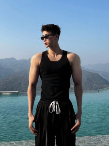 เสื้อกั๊กสปอร์ตแขนกุดสีดำ ทรงสลิมฟิต สำหรับผู้ชาย ทรงเข้ารูป เทรนด์แฟชั่นสปอร์ต เทรนด์ใหม่ ฤดูร้อน 2025