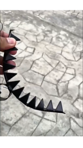 Alat Pencabut Rumput Liar Multyfungsi Alat Pengupas Kulit Pohon Anti Karat Alat Garuk Rumput Jagged Yang Tajam Untuk Berbagai Lingkungan