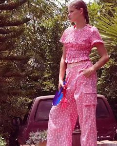 OMG RUBY กางเกงคาร์โก้ เอวยางยืดด้านหลัง ผ้าคอตตอนลายตารางและดอกเดซี่