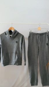 URBAN NECESSITIES ONE SET SWEATER CELANA PANJANG JOGGER TRAINING OLAHRAGA SETELAN OLAHRAGA SWEATSHIRT BRANDED JOGGER PANTS