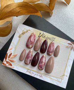 PRESS ON NAIL HANDMADE GEL POLISH • BISA GANTI WARNA UKURAN KUKU dan BENTUK KUKU warna menyesuaikan yg ready di kami. • Untuk custom desain Chat admin terlebih dahulu sebelum co. • CARA UKUR KUKU ada di slide berikutnya. Mohon tulis