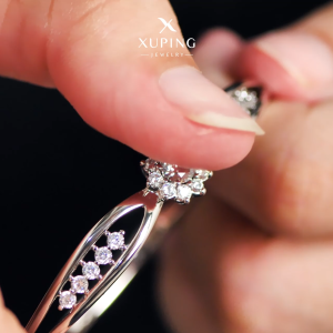Xuping Gelang Kaku Tangan Silver Mata Bunga Perak Fashion 0132240029