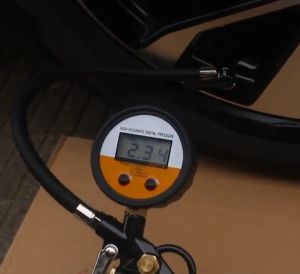 Neoteck เครื่องวัดความดันลมยางจอแสดงผลดิจิตอล หน้าจอดิจิตอล LCD 200 PSI มาตรวัติประสบการณ์ - วิธีการทดสอบยานพาหนะพร้อมฝาปิดวาล์วสีดำ5อัน