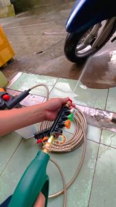 Cần nối dài 20cm có đế gắn 4 béc góc 1/4. Dùng cho máy rửa xe