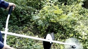 MAKITA เครื่องตัดหญ้า NB4112 2 จังหวะ ระบบคาร์บูเรเตอร์ ลูกลอยน้ำมัน พร้อมใบมีด 12 นิ้ว + สายสะพาย - งานเทียบ เกรด AAA+