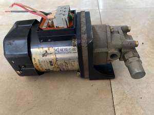 Bơm Dầu Áp Lực 60w của Nhật New 90% 15 lít/ phút áp = 25 kg/cm