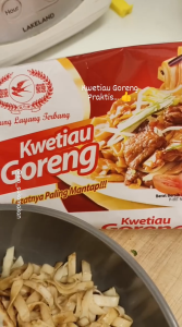 Kwetiaw Instan / Noodle Instant Cap Burung Layang Terbang Varian Kwetiaw ( Kering Kuah Ayam Bawang Goreng ) Mie ( Goreng Sambal Terasi Goreng Spesial Keriting Telur Hongkong ) Mie Soa ( Ayam Bawang Original )
