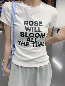 Luna Shop เสื้อยืดผู้หญิงพิมพ์ลายตัวอักษรเรียบง่ายสไตล์เกาหลี เสื้อคอกลม