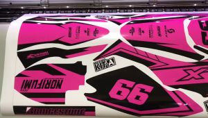 Desain Klx 150 Unik dengan Decal Motor Warna Pink Hitam