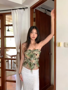 ❣Fortunee ❣ เสื้อเกาะอกแบบรูดสายดีไซน์ย่น ลายใบไม้สีเขียวสไตล์พักผ่อน